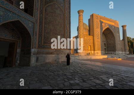 Sher-Dor Madrasah visto da Tilya Kori Madrasah. Il Registan. Samarcanda, Uzbekistan Foto Stock