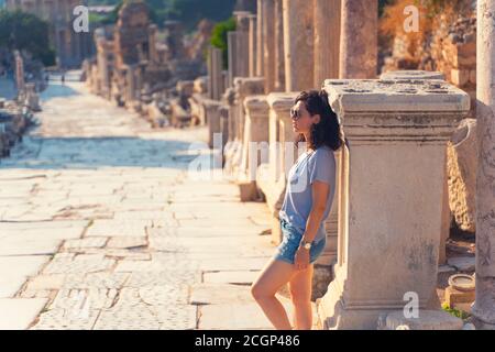 La donna turistica è in viaggio in una giornata di sole in inverno Efeso / Efes Selcuk Izmir Turchia Foto Stock