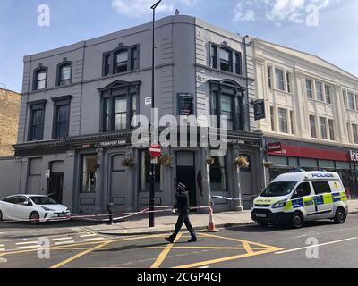La polizia all'incrocio tra Harrow Road e Ashmore Road a Maida Hill, a ovest di Londra, dopo che una donna è stata fucilata. Foto Stock