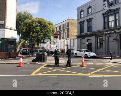 La polizia all'incrocio tra Harrow Road e Ashmore Road a Maida Hill, a ovest di Londra, dopo che una donna è stata fucilata. Foto Stock
