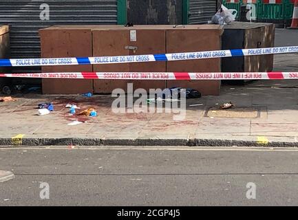 NOTA CONTENUTO la scena vicino all'incrocio di Harrow Road e Ashmore Road a Maida Hill, a ovest di Londra, dopo che una donna è stata fucilata. Foto Stock
