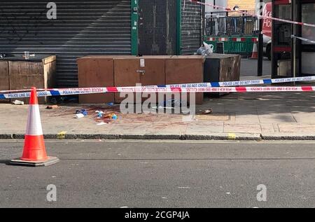 NOTA CONTENUTO la scena vicino all'incrocio di Harrow Road e Ashmore Road a Maida Hill, a ovest di Londra, dopo che una donna è stata fucilata. Foto Stock