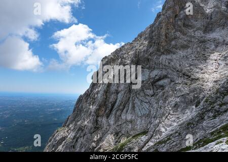 parete rocciosa del corno grande nella zona montana del gran sasso d'italia Foto Stock