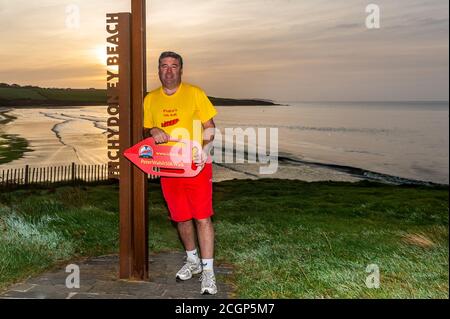 Inchydoney, West Cork, Irlanda. 12 settembre 2020. Peter Walsh, o 'Pedro' come è noto, sta camminando 50 km oggi, il suo 50 ° compleanno, per raccogliere fondi per la Inchydoney Lifeboat. Peter ha iniziato questa mattina a Inchydoney Beach e camminerà attraverso Sam's Cross, Shannonvale, Ballinascarthy, Timoleague e Courtmacsherry prima di terminare alle 18:00 e tornare a Incydoney. Credit: AG News/Alamy Live News Foto Stock