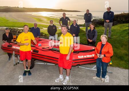 Inchydoney, West Cork, Irlanda. 12 settembre 2020. Peter Walsh, o 'Pedro' come è noto, sta camminando 50 km oggi, il suo 50 ° compleanno, per raccogliere fondi per la Inchydoney Lifeboat. Peter ha iniziato questa mattina a Inchydoney Beach e camminerà attraverso Sam's Cross, Shannonvale, Ballinascarthy, Timoleague e Courtmacsherry prima di terminare alle 18:00 e tornare a Inchydoney. Peter è raffigurato con il collega camminatore Kieran o'Regan e i membri della sua famiglia e il comitato Inchydoney Lifeboat. Credit: AG News/Alamy Live News Foto Stock