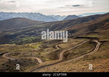 Hikkim villaggio in Himachal Pradesh, situato in alta quota della catena montuosa trans Himalayan nella Valle di Spiti Foto Stock