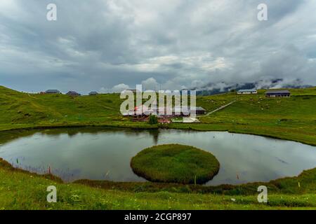 Mandi, India. 25 luglio 2020. Vista sul lago Rishi Prashar, situato a 2730 metri di altezza, a 45 km da Mandi in Hiamchal Pradesh. Questo luogo è famoso per la religione indù come ottenere il bless da Rishi Prashar che media qui per lungo tempo. Anche la gente viene qui per vedere la piccola isola che si muove intorno al lago. (Foto di Pasquale Senatore/Pacific Press) Credit: Pacific Press Media Production Corp./Alamy Live News Foto Stock