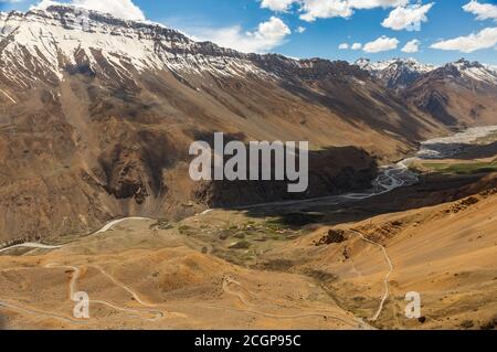 Un paesaggio panoramico nella valle di Spiti, Himachal Pradesh, India Foto Stock
