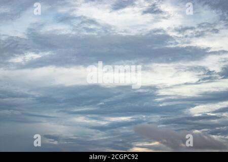 il cielo drammatico di sera, pieno di nuvole, mostra la serena bellezza della natura. Foto Stock