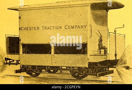. Il giornale ferroviario di strada . La Brill Standard Sprinnling Car. Sprinkling Car con serbatoio completamente chiuso per uso urbano costruiamo sprinkler con serbatoi chiusi. Lo scopo di questo è far apparire l'irrigatore il più possibile come una normale automobile per evitare di spaventarsi cavalli. Come si vedrà, il corpo chiuso, come quello di un box car, viene posto sopra il serbatoio con gli zoccoli che si estendono sopra le piattaforme. L'accesso all'interno è ottenuto da una coppia di grandi porte larghe 24 pollici, che sono incernierate in corrispondenza dei battitacco questi scendono verso il basso quando aperti, come è mostrato nell'incisione. I serbatoi sono fi Foto Stock
