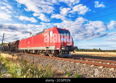 Germania , Lübben , 10.09.2020 , UNA locomotiva elettrica DB Cargo classe 185 davanti a un treno merci Foto Stock