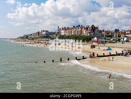 Vista sulla spiaggia e sulla città di Southwold, un'incantevole cittadina costiera del nord di Suffolk, sulla costa del Suffolk Heritage, all'inizio di settembre 2020. Foto Stock