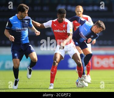 Rotherham United's Chiedozie Ogbene (centro) e Wycombe Wanderers' Alex Pattison (destra) durante la partita del campionato Sky Bet all'Adams Park, Wycombe. Foto Stock