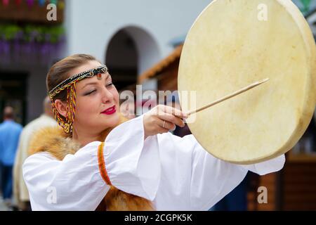 Donna Chukchi con un tamburo sciamano. Foto Stock