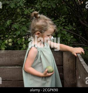 La bambina guarda giù pensieroso Foto Stock