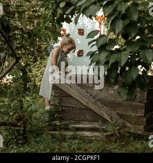 La bambina guarda giù pensieroso Foto Stock