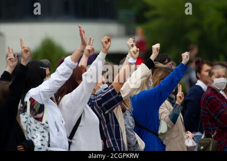 Bielorussia, Gomel, 12 agosto 2020. Le strade della città. Protesta popolare contro Lukashenka. Raduno pacifico in Bielorussia contro il dittatore. Persone Foto Stock