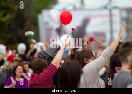 Bielorussia, Gomel, 12 agosto 2020. Le strade della città. Protesta popolare contro Lukashenka. Raduno pacifico in Bielorussia contro il dittatore. Donne a Foto Stock