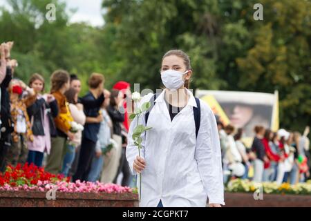 Bielorussia, Gomel, 12 agosto 2020. Le strade della città. Protesta popolare contro Lukashenka. Azione pacifica in Bielorussia contro il dittatore. Una ragazza Foto Stock