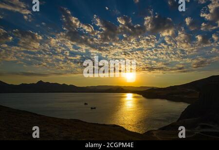 Tramonto su una baia morta nella Crimea. Vista da Capo Chameleon in Crimea alla Baia morta. Foto Stock