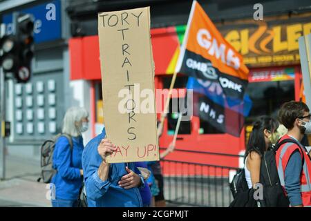 La gente marcia con cartelli attraverso il centro di Bristol, come marce e raduni si formano in tutto il paese chiedendo un aumento salariale del 15% per i lavoratori NHS e un aumento dei finanziamenti NHS. Foto Stock