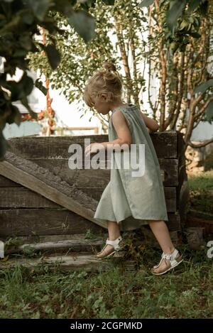 La bambina guarda giù pensieroso Foto Stock