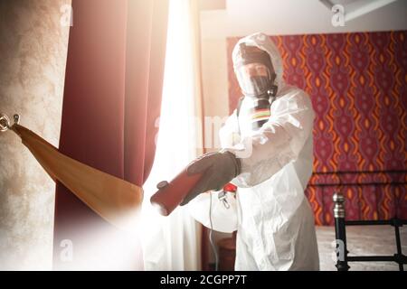 Specialista del controllo dei parassiti in contoterzisti bianchi che lavorano in piano e hotel Foto Stock