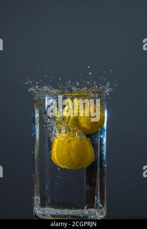 Succo di limone con menta e limone a fette Foto Stock