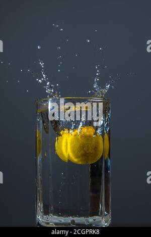 Succo di limone con menta e limone a fette Foto Stock