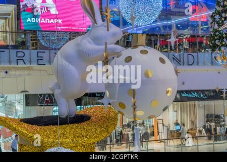 MOSCA, RUSSIA - 14 DICEMBRE 2017: La decorazione di natale degli interni del centro commerciale 'Aviapark'. Foto Stock
