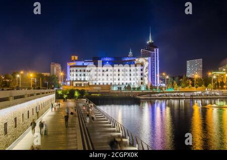 Agosto, 2020, Kazan, Tatarstan: Vista serale del lungolago di Kaban. Kazan, Tatarstan Foto Stock