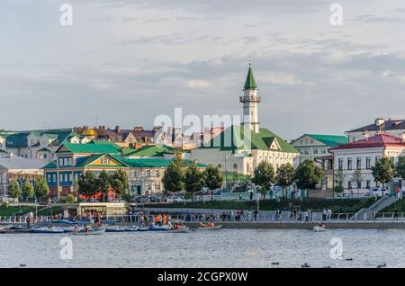 Agosto, 2020, Kazan, Tatarstan: Vista serale del lungolago di Kaban. Kazan, Tatarstan Foto Stock