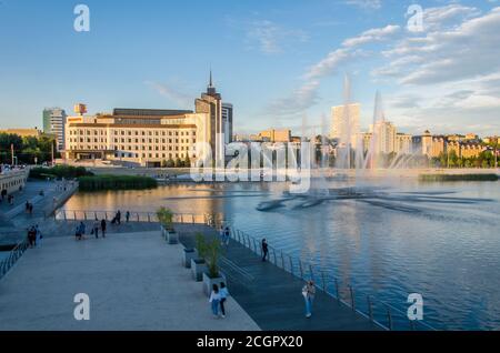 Agosto, 2020, Kazan, Tatarstan: Vista serale del lungolago di Kaban. Kazan, Tatarstan Foto Stock