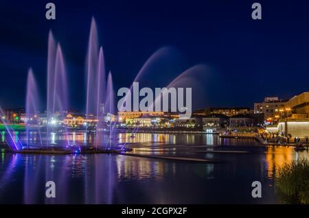 Agosto, 2020, Kazan, Tatarstan: Vista serale del lungolago di Kaban. Kazan, Tatarstan Foto Stock