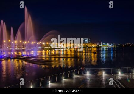 Agosto, 2020, Kazan, Tatarstan: Vista serale del lungolago di Kaban. Kazan, Tatarstan Foto Stock