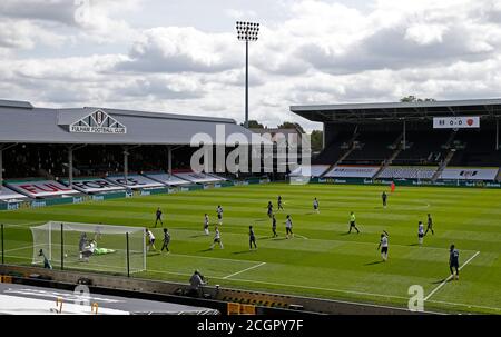 Una visione generale mentre Alexandre Lacazette di Arsenal (all'estrema sinistra) segna il primo gol del suo fianco durante la partita della Premier League a Craven Cottage, Londra. Foto Stock