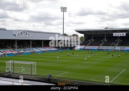 Una visione generale come i giocatori di Fulham e Arsenal prendere un ginocchio in sostegno del movimento Black Lives Matter prima della partita della Premier League a Craven Cottage, Londra. Foto Stock