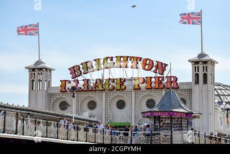 Brighton UK 12 settembre 2020 - Brighton Palace Pier è occupato come i visitatori godere del sole come tempo caldo è previsto per diffondersi in Gran Bretagna nei prossimi giorni .. : Credit Simon Dack / Alamy Live News Foto Stock