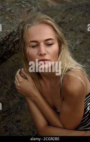 Ragazza senza ritocchi sullo sfondo della natura Foto Stock