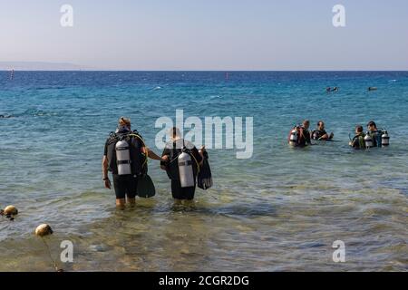 Eilat, Israele - 19 agosto 2020: Subacquei e istruttori per la prima volta in una lezione di immersione in mare rosso, Eilat, Israele. Foto Stock