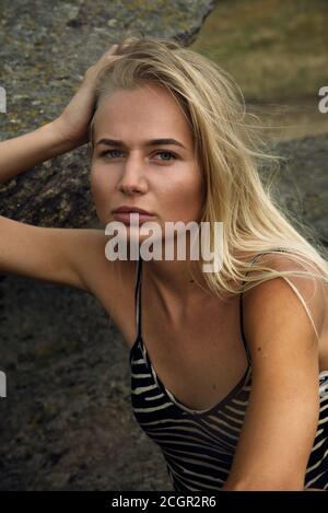 Ragazza senza ritocchi sullo sfondo della natura Foto Stock