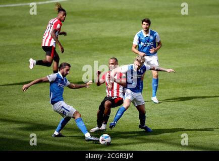 Brentford's Bryan Mbeumo (centro) combatte per la palla con Ivan Sunjic di Birmingham City (a sinistra) e Adam Clayton durante la partita del campionato Sky Bet a St Andrews, Birmingham. Foto Stock