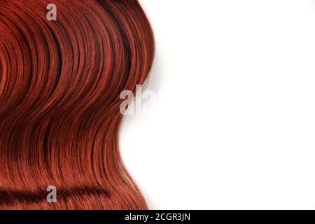 red auburn pezzetto ondulato isolato su sfondo bianco Foto Stock