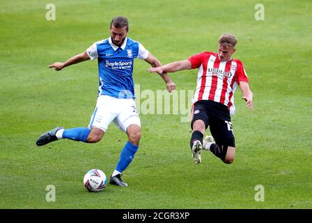 Ivan Sunjic di Birmingham (a sinistra) e Marcus Forss di Brentford combattono per la palla durante la partita del campionato Sky Bet a St Andrews, Birmingham. Foto Stock