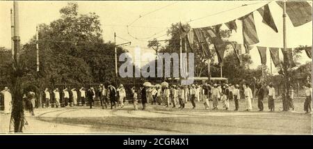 . Il giornale ferroviario di strada . CERIMONIA DI APERTURA IL 2 LUGLIO 1904, DEI TRAM DI MANDALAY, CON IL TENENTE GOVERNATORE EN ROTTA. ARRIVO DEL GOVERNATORE TENENTE ALL'APERTURA DEI TRAM MANDALAY, 2 LUGLIO 1904 i telai del tetto sono composti interamente di teak, il rivestimento di anatra di cotone, bagnato in uno strato di vernice bianca di piombo. Per ogni ingresso laterale delle vetture sono previsti teli d'assalto, che scorrono tra il palo. I trattini sono costituiti da piastre in acciaio N.16 B. W. G., arredate con ringhie in ferro battuto. I buffer di collisione sono costituiti in caso di Foto Stock