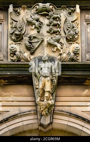 Dettaglio di rilievo in pietra sopra la porta delle sale superiori e inferiori del college a St Salvator's Quad, St Andrews University, Scozia, Regno Unito Foto Stock