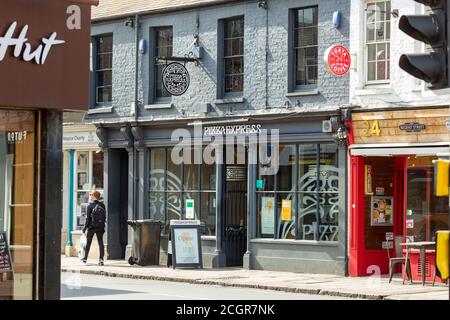 Pizza Express, Regent St, Cambridge. Catena pizzeria dove chef in t-shirt a righe gettano pizze fatte a mano in uno spazio rilassato. Foto Stock