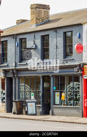 Pizza Express, Regent St, Cambridge. Catena pizzeria dove chef in t-shirt a righe gettano pizze fatte a mano in uno spazio rilassato. Foto Stock