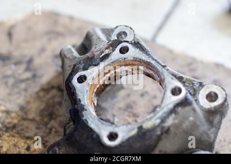 I cuscinetti delle ruote e i mozzi delle ruote sono stati sostituiti dalle vetture di un centro di riparazione o di assistenza. Parte arrugginita Foto Stock