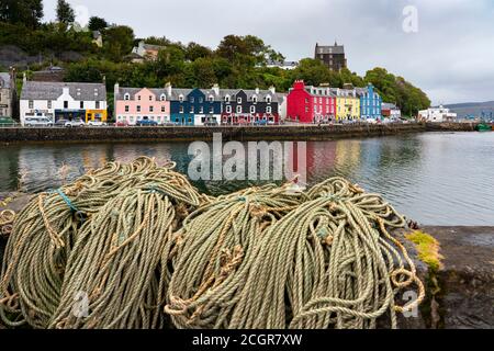 Vista di edifici colorati lungo il lungomare al porto di Tobermory su Mull, Argyll & Bute, Scozia, Regno Unito Foto Stock